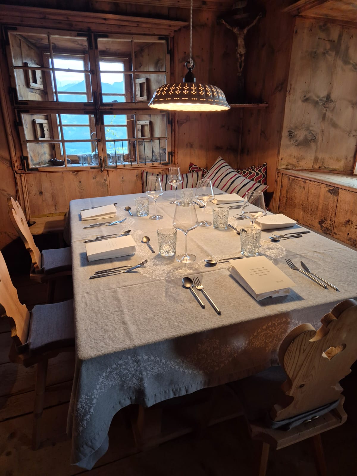 Tavola apparecchiata per una cena privata in una stanza rivestita in legno
