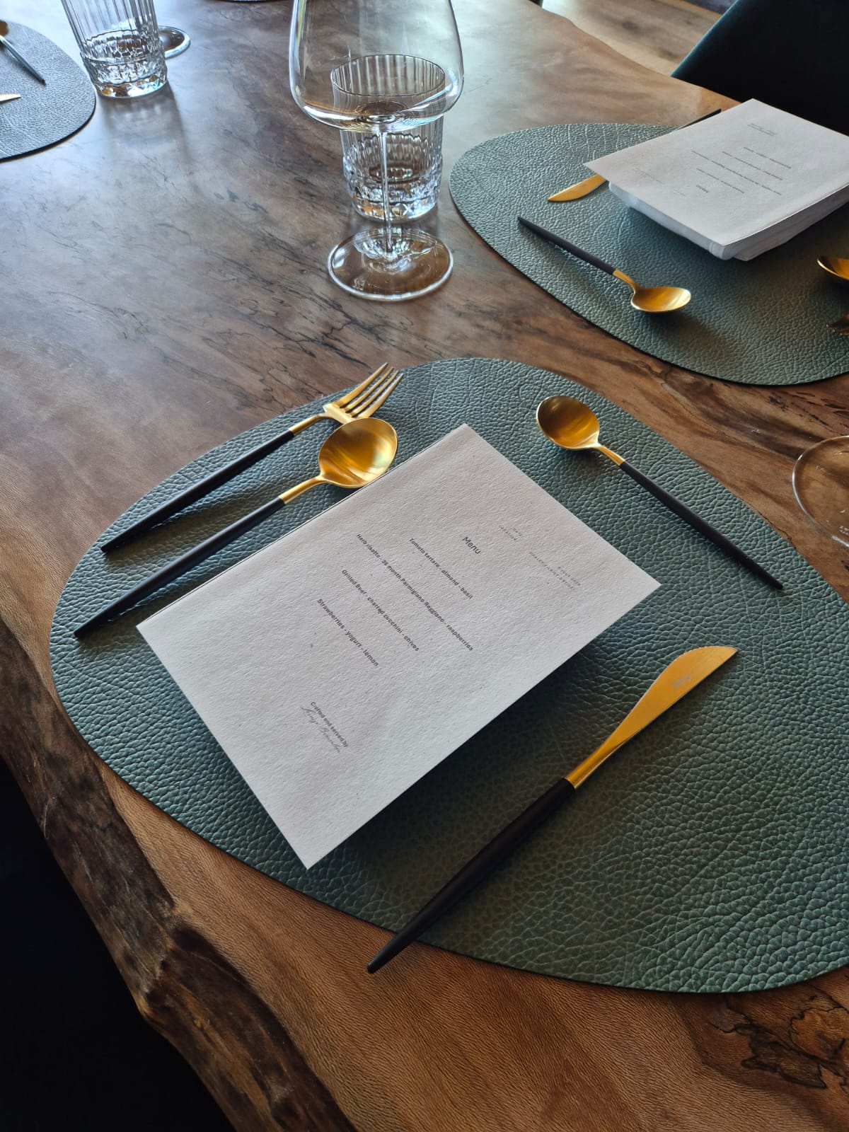Dettaglio del menu e del posto tavola in chalet, con posate dorate