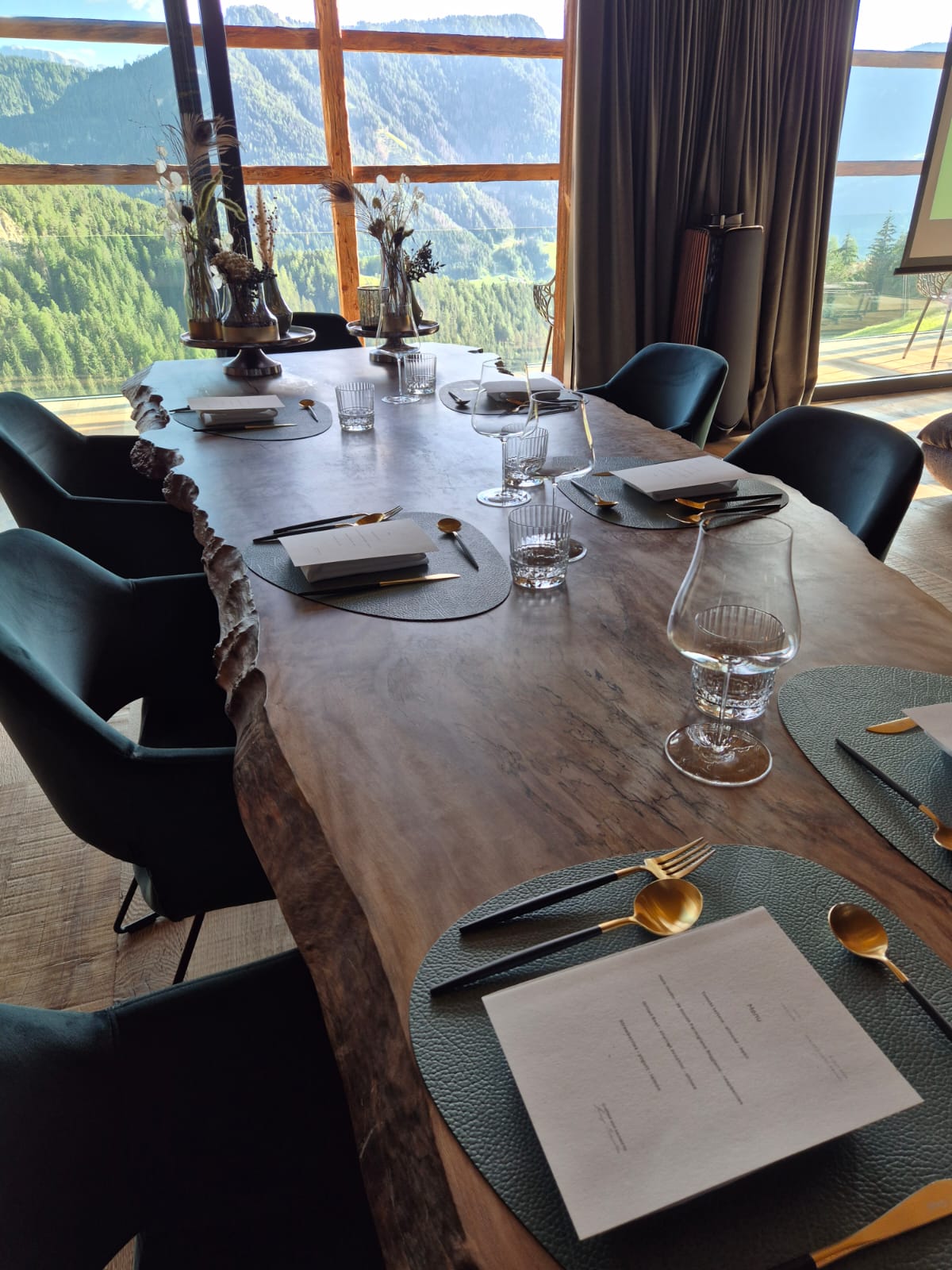 Tavola per una cena privata in chalet con vista sulle montagne