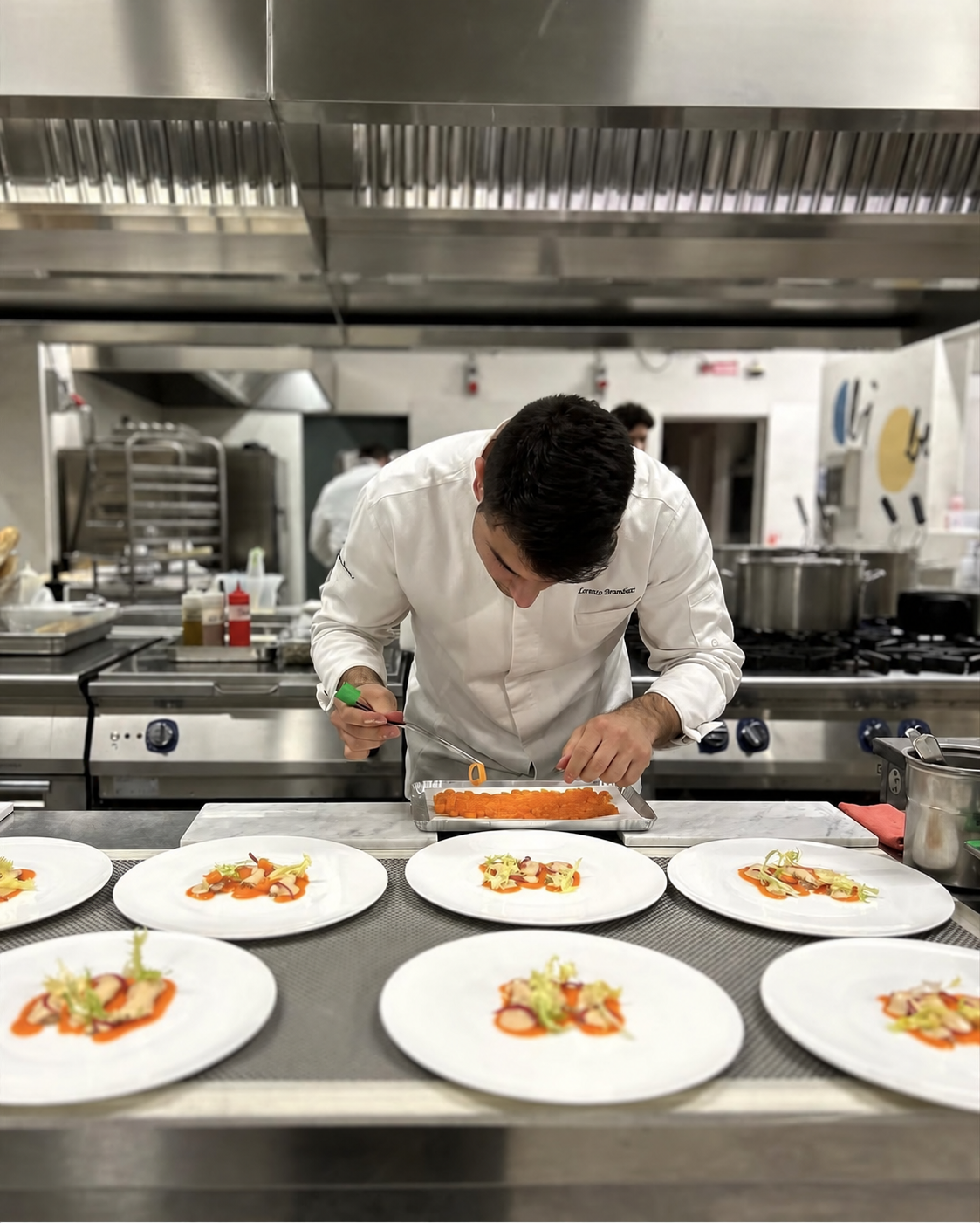 Lorenzo Brancaleon completa i piatti al pass della cucina
