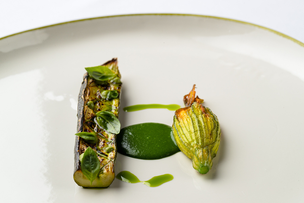 Composizione di verdure e fiori di zucca