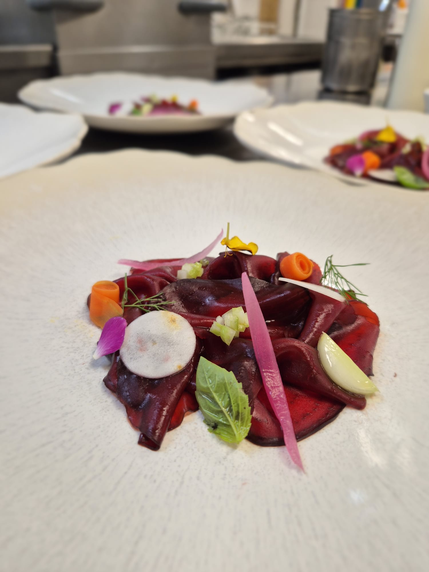 Piatti con verdure e fiori, pronti sul banco della cucina